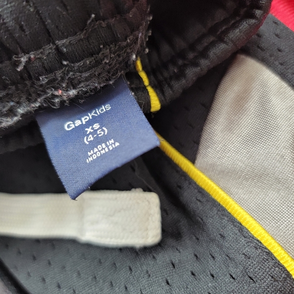 SET OF 3 GAP kids shorts. Size XS 4/5 red has some small pilling - Picture 6 of 7